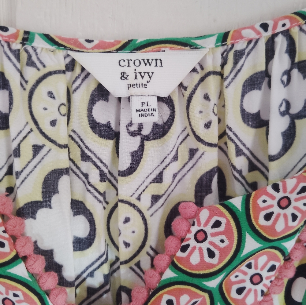LIKE NEW!! Crown & Ivy Patterned top. Size PL - Picture 4 of 8